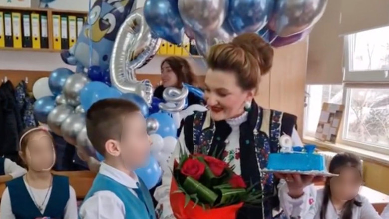 Scandal si proteste la o scoala din Bacau, unde un elev de clasa a doua a fost sarbatorit cu sampanie si lautari, in timpul orelor Imagine