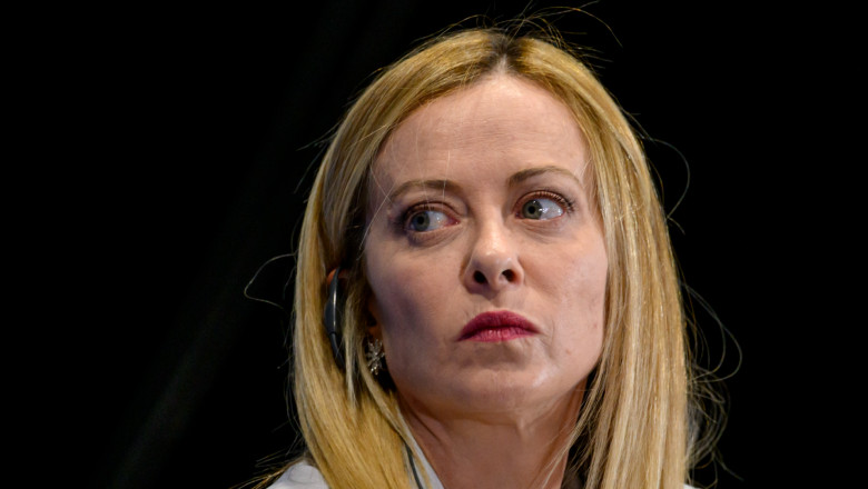 Scandal urias in Italia: tinerii din partidul Georgiei Meloni au cantat imnul fascist in fata unei filiale a formatiunii politice Imagine