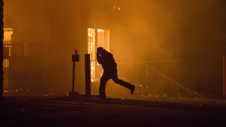 Scandalul rasial din Ferguson continua: Un barbat a fost impuscat, iar cadavrul sau a fost gasit incendiat Imagine