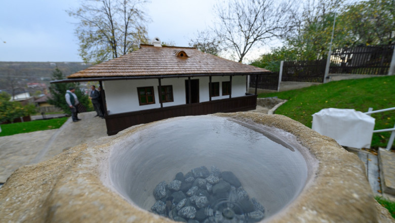 Scandalul restaurarii Bojdeucii lui Creanga. Directorul Culturii din Iasi: Nu este jacuzzi. S-au facut poze deformate Imagine