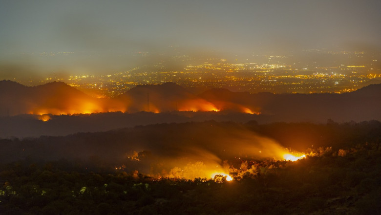 Scanteia care aprinde in fiecare an sudul Italiei. Mana mafiei siciliene pune gaz pe focurile devastatoare din peninsula Imagine