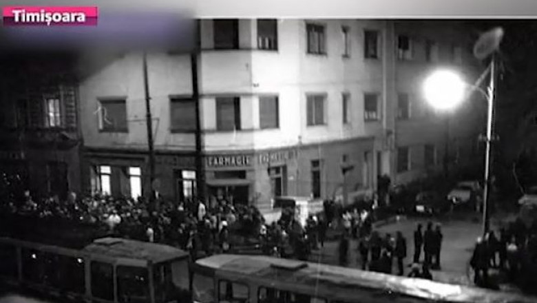 Scanteia Revolutiei, aprinsa la Timisoara. In 15 decembrie 1989, mai multi enoriasi s-au adunat in Piata Maria Imagine