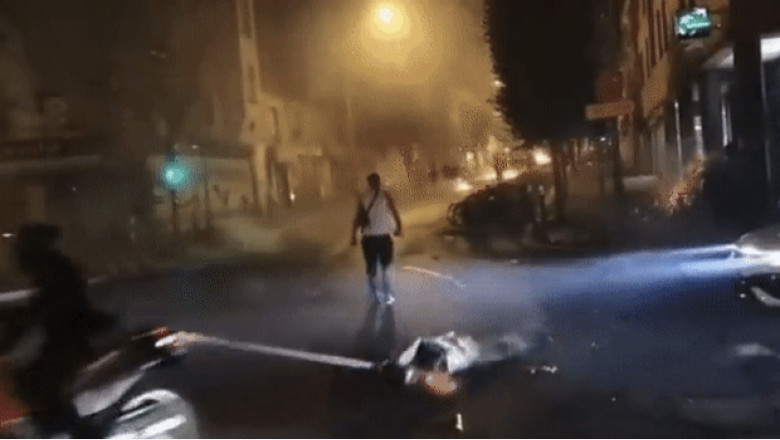 Scene ca-n Mad Max pe strazile Frantei. Un protestatar cu motocicleta trage pe asfalt o drujba pornita Imagine