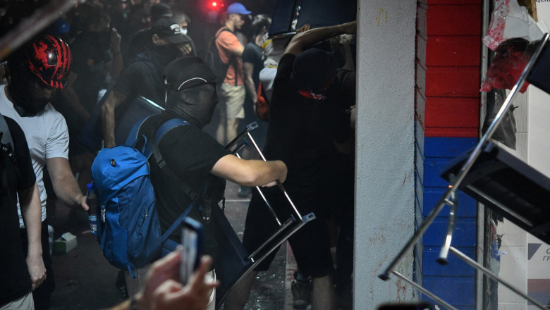Scene de razboi in Serbia: manifestantii au devastat sediul partidului de guvernamant din Novi Sad. Zeci de raniti si arestati Imagine