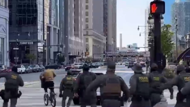 Scene de tot rasul in Chicago: 10 agenti de la Serviciul de Imigrari au alergat sa prinda un tanar pe bicicleta, dar au esuat Imagine