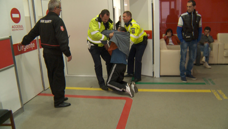 Scene demne de cascadorii rasului in Baia Mare: un sofer beat a fost dus pe brate la spital de politisti Imagine