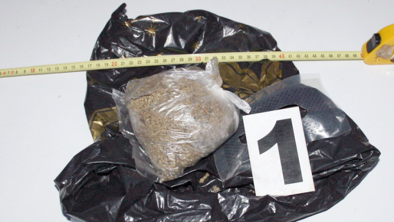 Scene din filme politiste, pe strazile din Constanta. Politistii au prins un sofer care avea asupra lui 100 grame de cannabis Imagine