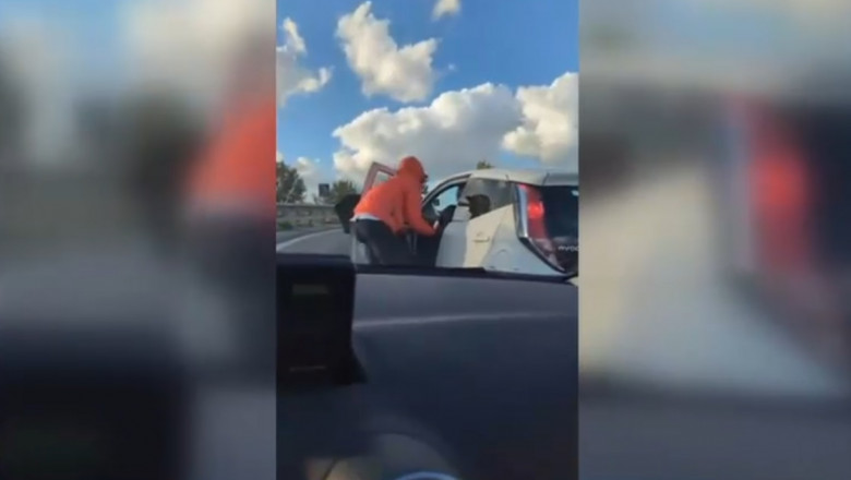 Scene incredibile in Italia. Un barbat a incercat sa fure masina unei soferite care era blocata in trafic. Cum a reusit sa scape femeia Imagine