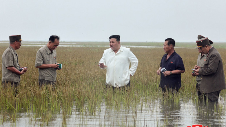 Scene ireale cu Kim Jong Un in apa pana la brau. Dictatorul nord-coreean da indicatii oficialilor, care noteaza cu pixul in carnetel Imagine