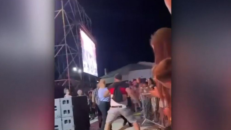 Scene socante la un concert al lui Babasha: Momentul in care o politista este lovita cu pumnul in fata. Reactia artistului Imagine
