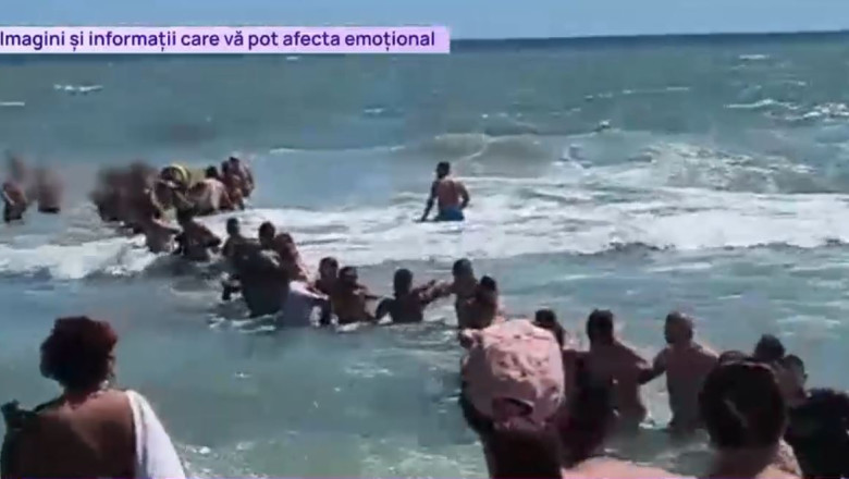 Scene socante pe litoral: Lant uman pentru salvarea unor turisti. Salvamarii sunt epuizati din cauza numarului mare de interventii Imagine