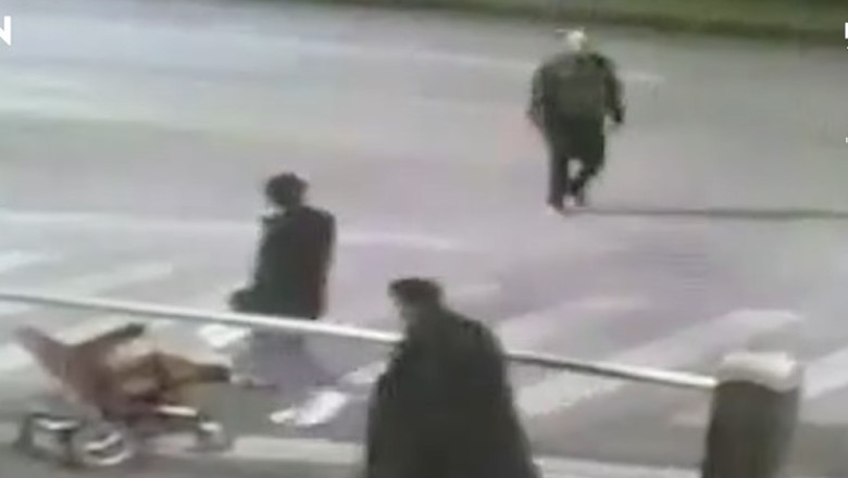 Scene violente pe o strada din Roman: Un tanar in scaun cu rotile a fost batut crunt de un grup de barbati Imagine