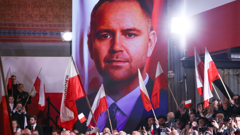 Scheletele din dulapul lui Karol Nawrocki nu ii afecteaza candidatura la presedintia Poloniei, ba chiar l-ar putea ajuta sa castige Imagine
