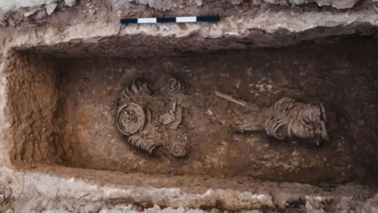 Scheletul unei femei care a trait in urma 1.500 de ani, descoperit infasurat in lanturi, langa Ierusalim. Explicatia arheologilor Imagine