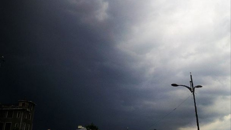 Schimbare drastica a vremii in Bucuresti: ploi torentiale si descarcari electrice. Autoritatile au emis o avertizare RO-Alert Imagine