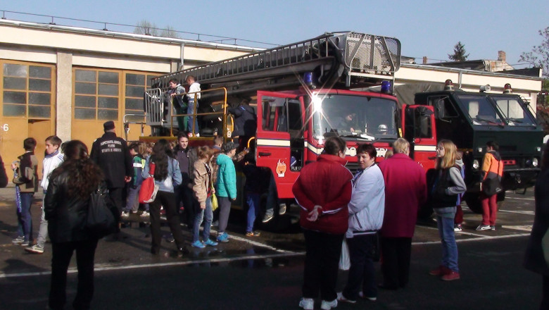 Scoala altfel, cu vizite la pompieri si in platoul de stiri Imagine