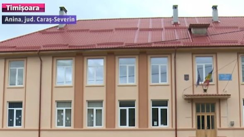 Scoala din Bradet - pata de culoare, pe o panza gri. Unitatea de invatamant a fost modernizata cu sprijin italian Imagine