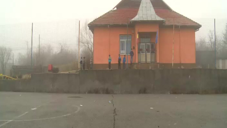 Scoala in pericol, la Rosia de Amaradia. Unitatea de invatamant risca sa fie inghitita de un mal de pamant Imagine