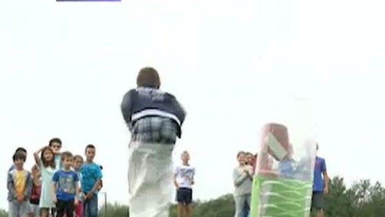 Scoala offline - distractie in aer liber. Pentru 250 de copii, vacanta de vara inseamna numai activitati in aer liber Imagine