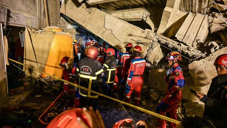 Scoala prabusita in Indonezia: un baiat a murit, iar zeci de copii sunt prinsi sub daramaturi Imagine