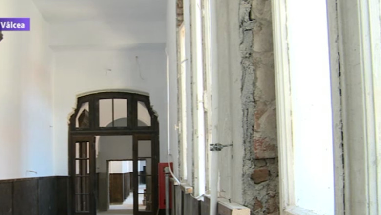 Scoala printre schele si moloz. Un liceu din Valcea este de trei ani in reabilitare Imagine