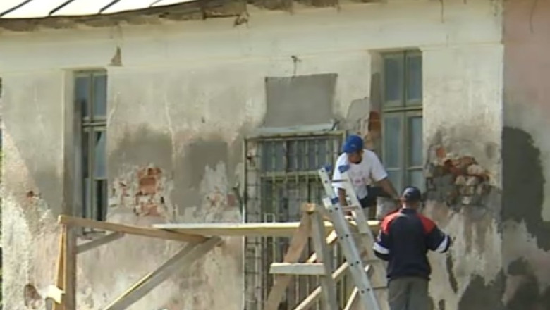 Scoli de cosmar. Elevii se intorc la cursuri in cladiri vechi si insalubre Imagine