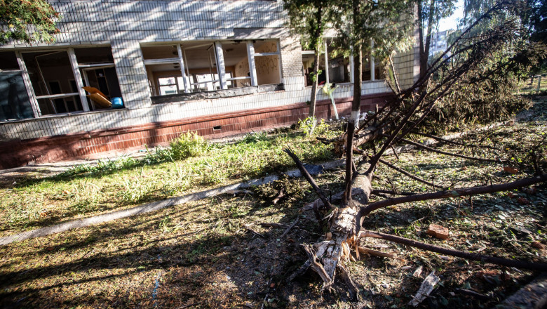 Scoli in paragina, in Rusia: fara caldura, cu acoperisuri ce stau sa cada si galeti in loc de toalete. Toti banii merg catre razboi Imagine