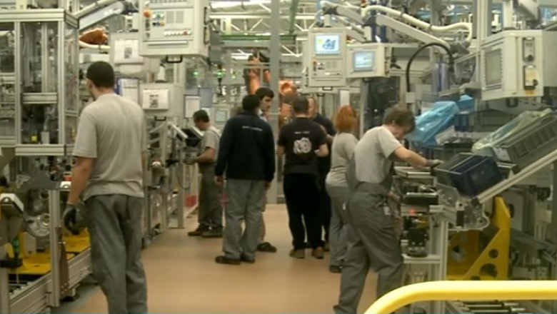Scoli profesionale in curtea fabricilor. Doua companii germane isi instruiesc singure viitorii angajati Imagine