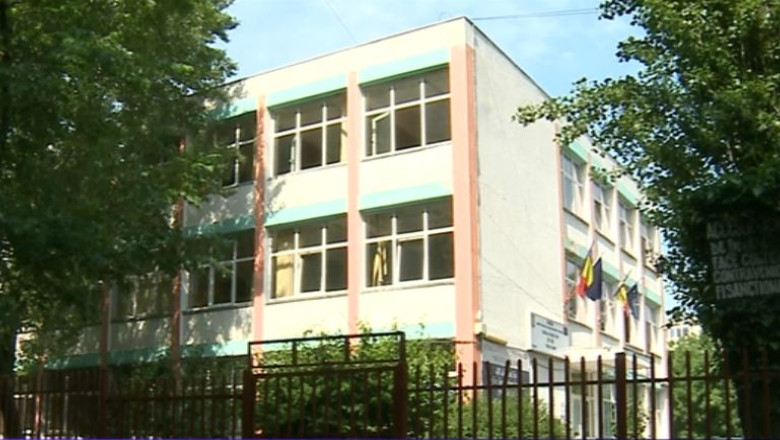 Scolile au avut program prescurtat. In salile de clasa s-au amenajat sectiile de vot Imagine