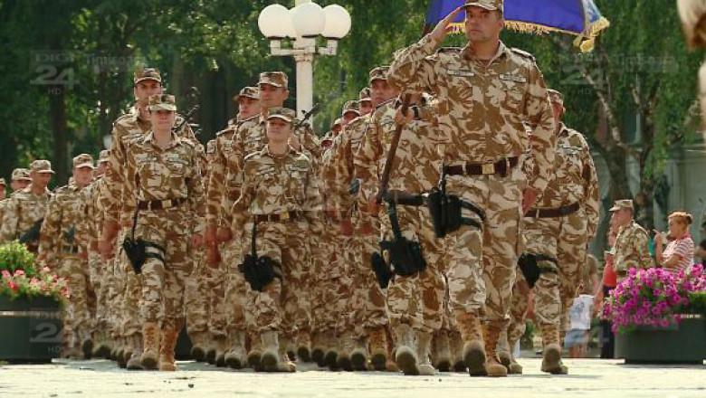 Scorpionii Galbeni, pas de defilare in Piata Victoriei. Imagini cu militarii care si-au riscat viata in Afganistan Imagine