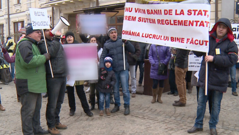 Scosi in strada de francii elvetieni. 200 de oameni din judetele Moldovei au protestat la Iasi Imagine