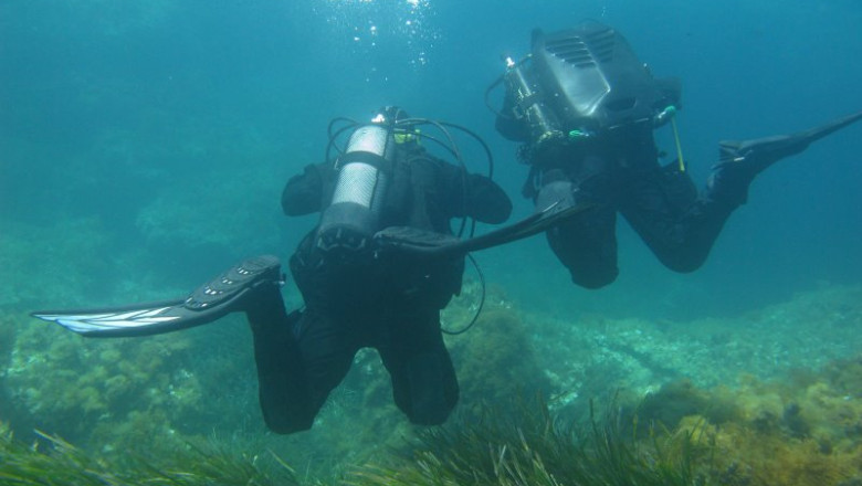 Scufundari gratuite in portul turistic. Amatorii de senzatii tari au facut coada pentru a se scufunda Imagine