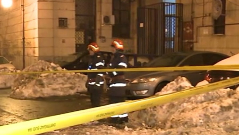 Scurgere de gaze in centrul Capitalei. Angajatii Distrigaz au pierdut zeci de minute curatand zapada de pe trotuar Imagine