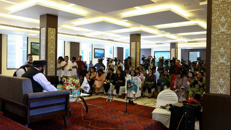 Scuza unui ministru taliban dupa ce jurnalistele au fost excluse de la o conferinta de presa: cum a reparat situatia Imagine