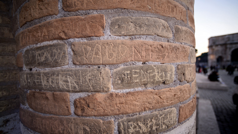 Se inmultesc cazurile de vandalism la Colosseum. Alti doi turisti au fost surprinsi scrijelind pe monument Imagine