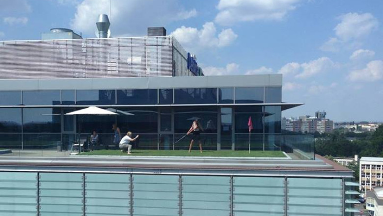 Se intampla la Timisoara! Golf la inaltime, pe o cladire de birouri din oras Imagine