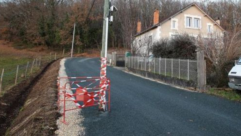 Se intampla si in Franta: stalpi de telefonie, in mijlocul drumului Imagine