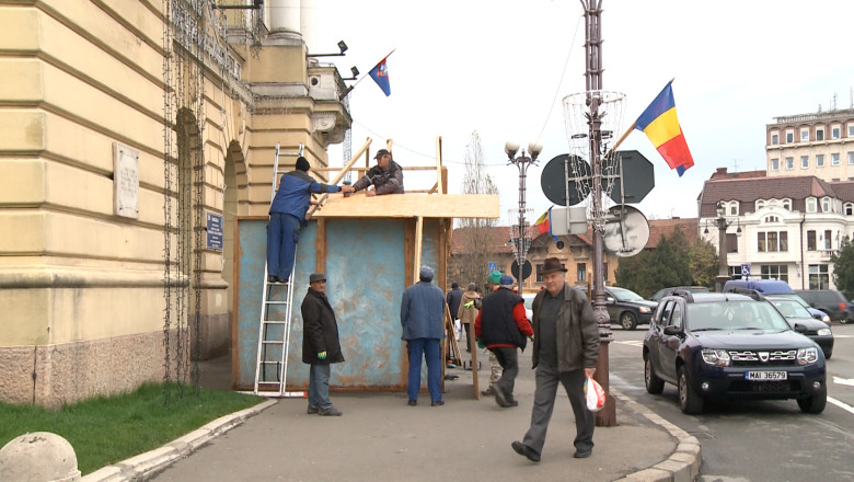Se monteaza scena Nasterii in fata Primariei Oradea Imagine