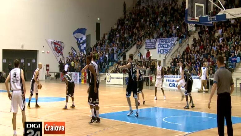 Se strang jucarii pentru copii de la spectatorii meciurilor de volei si baschet din Craiova   Imagine