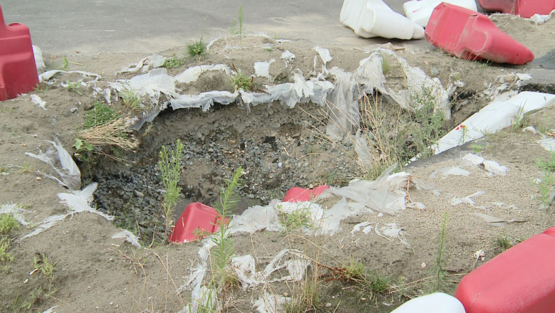 Se surpa Faleza! O groapa cu un diametru de trei metri si adancime de opt metri a aparut pe Faleza Inferioara  Imagine