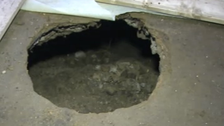 Se surpa pamantul la Izvoarele. In mijlocul unei case a aparut din senin o groapa adanca de jumatate de metru Imagine