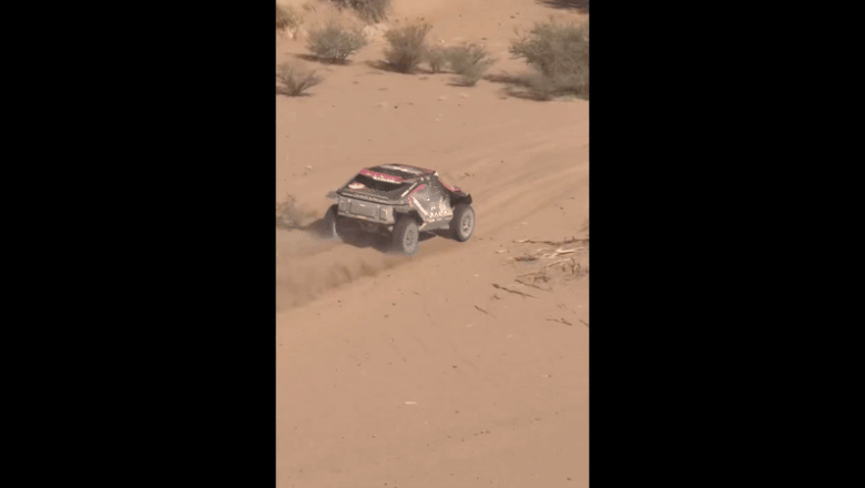Sebastien Loeb a fost nevoit sa abandoneze Raliul Dakar. Masina sa, Dacia Sandrider, este prea avariata Imagine