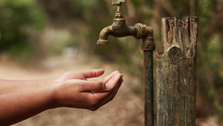 Seceta face prapad in mai multe zone din tara. Fantanile si raurile seaca, iar oamenii primesc apa cu portia Imagine
