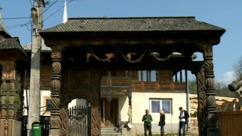 Secrete din inima lemnului. Mesterul Toader Barsan a sculptat o poarta din lemn la Washington Imagine