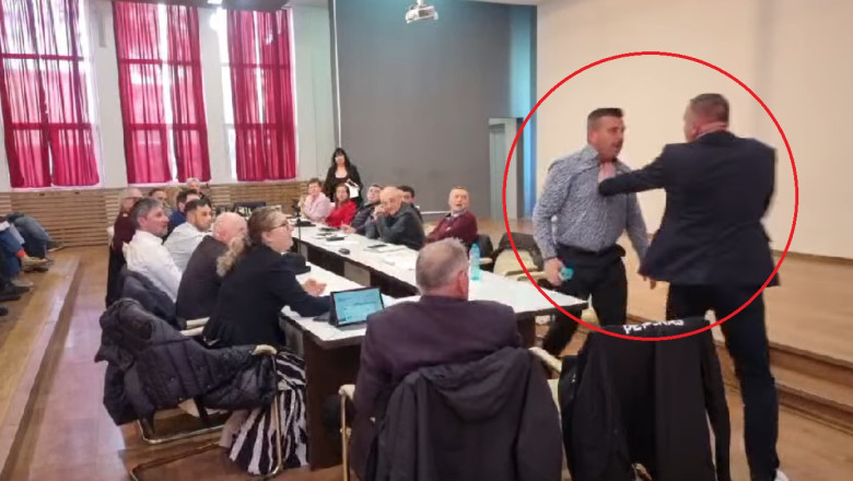 Sedinta cu bataie in Consiliul Local Curtea de Arges. Doi consilieri PNL si PSD, despartiti de colegii din sala Imagine