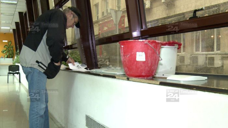 Sediul ciuruit al Directiei Fiscale Timisoara: impozitele se platesc printre stropi de ploaie Imagine