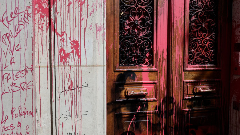 Sediul companiei aeriene nationale israeliene de la Paris, vandalizat. „Cand Macron anunta cadouri Hamasului, acesta e rezultatul” Imagine