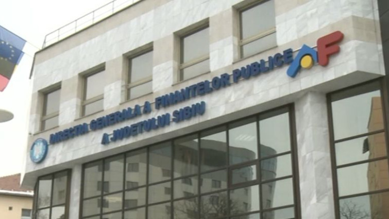 Sediul Finantelor Publice din Sibiu, pericol public. Marmura de pe fatada cladirii se desprinde Imagine