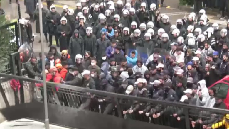 Sediul principalului partid de opozitie din Turcia a fost luat cu asalt de fortele de ordine: „Erdogan si-a pierdut mintile”