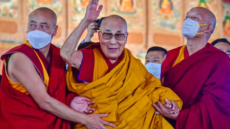Seful guvernului in exil al Tibetului il apara pe Dalai Lama in scandalul copilului sarutat: S-a comportat cu inocenta unui bunic Imagine
